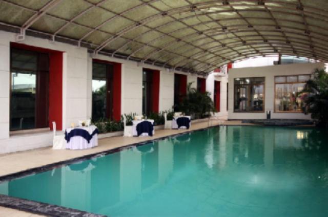 Renest Gandhidham Hotel Exterior photo